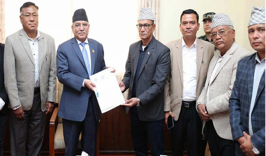 टिङ्कर नाका खुलाउन माग गर्दै प्रधानमन्त्रीलाई ज्ञापन पत्र 